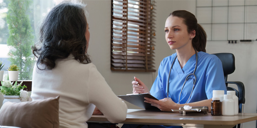 Mulher no consultório médico Mulher no consultório médico